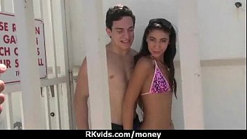 ホットセクシーなアマチュアベイビーはリフトが必要で、現金を受け取ります17