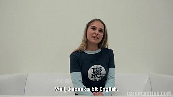 ブロンドのティーンはカメラの前で最初のフェラチオをします