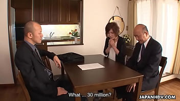 アジアの女は夫をつかむ彼女のお金を節約するために性交する必要があります