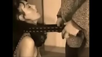 大きな乳輪の垂れ下がったおっぱい