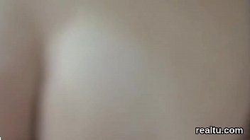 美しいチェコの子猫がショッピングセンターで誘惑され、ハメ撮りで犯された