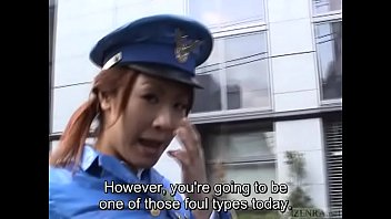 字幕付きの日本の公衆の面前でミニスカートの警察のストリップショー