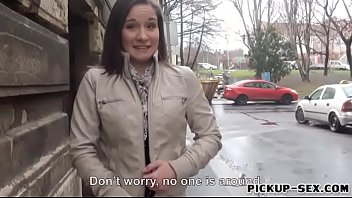 マーナジョイは彼女の大きなおっぱいを点滅させ、数ドルのためにレールを張った