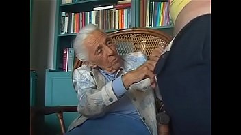 孫のチンポをしゃぶる92歳のおばあちゃんFLV