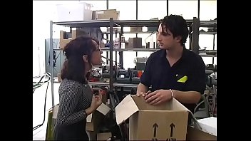 倉庫のセクシーな秘書が残酷に労働者に犯される！