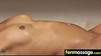 マッサージの女の子はヒントのためにヒントを吸う27