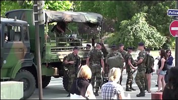 Публичный секс втроем у всемирно известной Эйфелевой башни в Париже