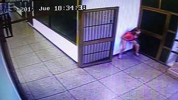 トイレに横たわっているザック・エフロンの放尿