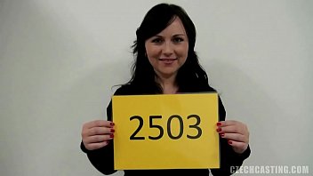 ボインのブルネットMILFはキャスティングカウチに巨大な負荷をかけます