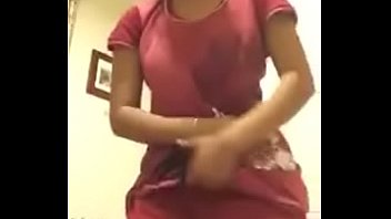 私のガールフレンドは彼女が記録したビデオを私に送ってくれます