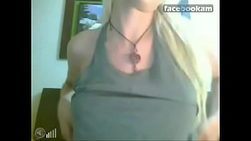 ウェブカメラで自慰行為をしている大きなおっぱいプレス搾乳を持つアメリカ人
