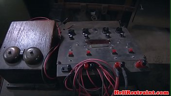 マスターによって支配された電気緊縛サブ