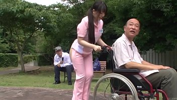 字幕付きの奇妙な日本人の半裸の介護者