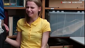 スキニーティーンひよこカタリーナペトロフは商品を盗み、LPオフィスで彼女の甘い猫を犯される