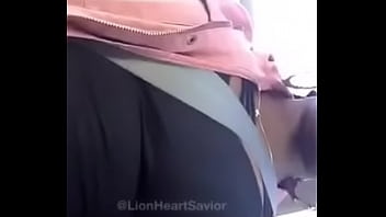 おっぱいを見せている黒い肌の黒檀の女