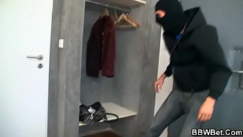 彼は彼女の家に侵入し、彼女の太ったおまんこを強打します