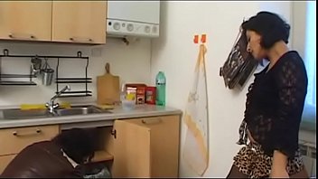 Брюнетка-домохозяйка в чулках нуждается в сексе