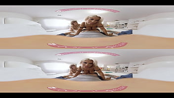VR PORN-ステップママが若い女性の娘にチンポをしゃぶる方法を教える