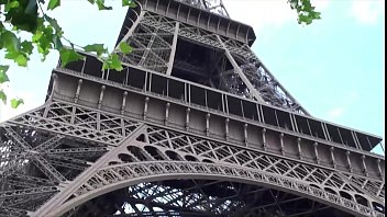 可愛い女の子と2人の男とフランスのパリのエッフェル塔による極端なセックス