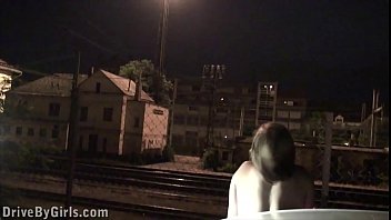 ブロンドののかわいい女の子アレクシスクリスタルは、公共のセックスギャングバングカー乱交に向かっています