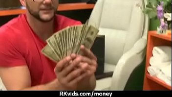 現金でセックスすることを許可する22
