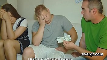 お世話になっている恋人は、熱い仲間に彼の元ガールフレンドに現金のために乗らせる