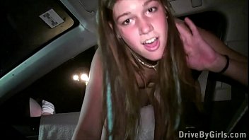 アレクシスクリスタルは、公共のセックスギャングバングドッギングファック乱交で彼女の顔にザーメンを取得します