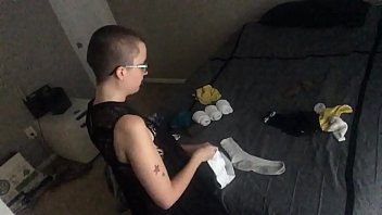 はげた女の子が洗濯物を折りたたむ間あなたを無視する近藤麻理恵法