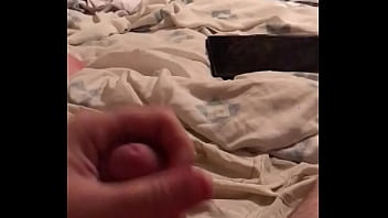 私は寝室で自慰行為をしています