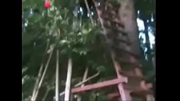 彼女のいとこの木の砦でクソいたずらティーン