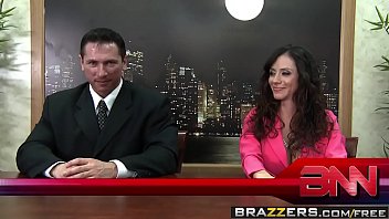ブラザーズ-仕事中の巨乳-アリエラ・フェレーラ、ニッキー・セックスス、ジョン・ストレが出演するニュースシーンをファック