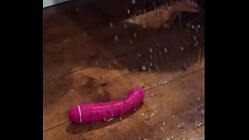 一人で家にいるエッチな妻は鏡のいたるところに巨大な負荷を噴出します
