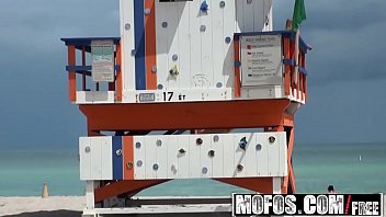 Mofos-パトロール中のPervs-ライフガードにケネディ・リー主演のマッサージを与える