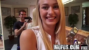 Mofos-私はその女の子を知っています-ナタリアスター主演のフェラチオに遅れました