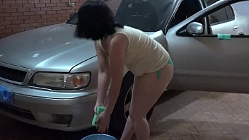 女の子が車を洗ってからお尻を自慰行為する