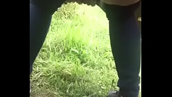 ふしだらな女妻がまたもや外で放尿