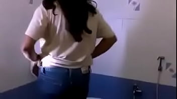 シルパ・ラクナウ・バビは、彼女の角質の夫によってバスルームで撮影され、犯されました