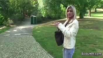 二人の少年が見知らぬを誘惑して公園でお金のためにセックスする