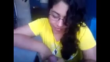 メキシコの女の子が彼氏に初めてフェラをする