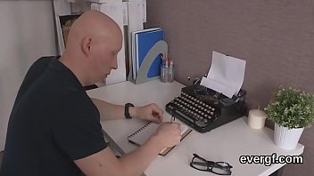 お世話になっている男は、角質の友人が彼のガールフレンドを現金で強打することを許可します