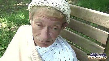 しわのある老人後背位と古い若いポルノティーンゴールドディガーアナルセックス