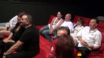 ポルノ映画館での乱交