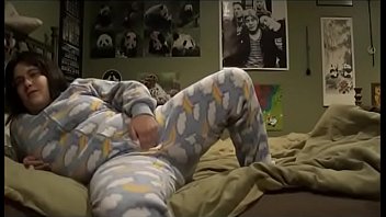 FOOTIE PANJAMA PLAYING: 実家のベッドでパジャマ姿で遊びながら、義理の兄のことを考えながらオナニー