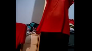おっぱいと小さなオナニー自撮りを示すインドの女の子