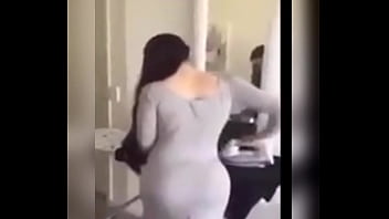 Сексуальный вид спереди и сзади идущей фигуристой девушки