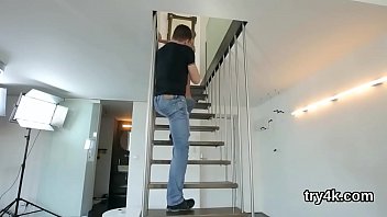 エレガントなひよこはハメ撮りでディックを吹き、タイトな膣を耕す