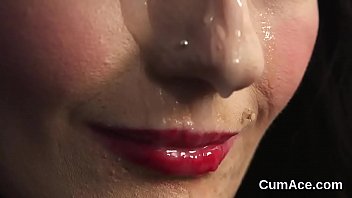 さわやかな桃は、すべての精子を飲み込む彼女の顔に精子を撃ちます