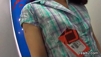 魅力的なチェコのかわい子ちゃんはモールで誘惑され、ハメ撮りで耕されます