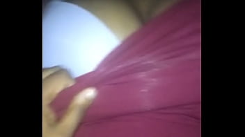私たちが家に帰るのを待つことができませんでした、大きなおっぱいを持つ車のセックスPT1