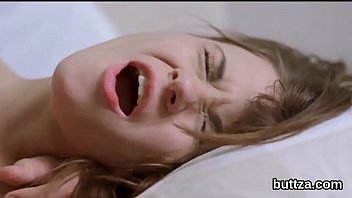魅力的なタイトなティーンエイジャーは彼女のジューシーな膣と小さなお尻の穴を犯されます